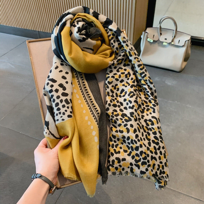 Leopard Schals und Gürtel