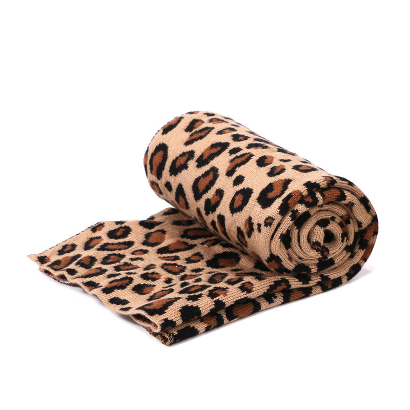 Gestrickte Wollmütze und Schal mit Leopardenflecken
