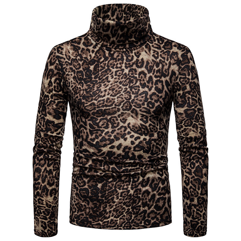 Warmer Rollkragenpullover mit Leopardenmuster unter dem Shirt