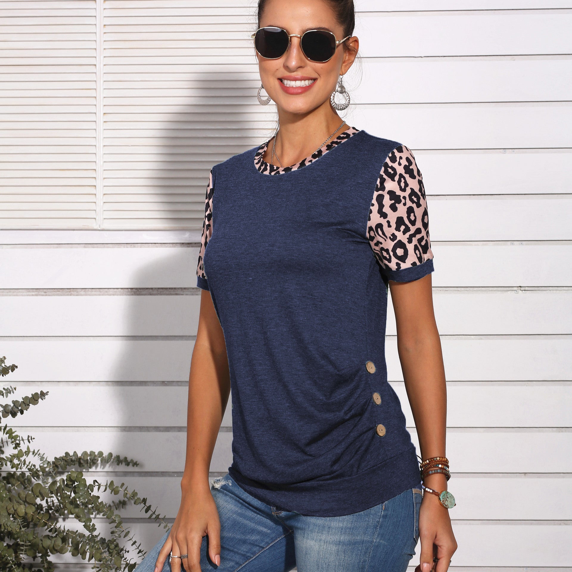 T-Shirt mit Rundhalsausschnitt und Leopardenmuster