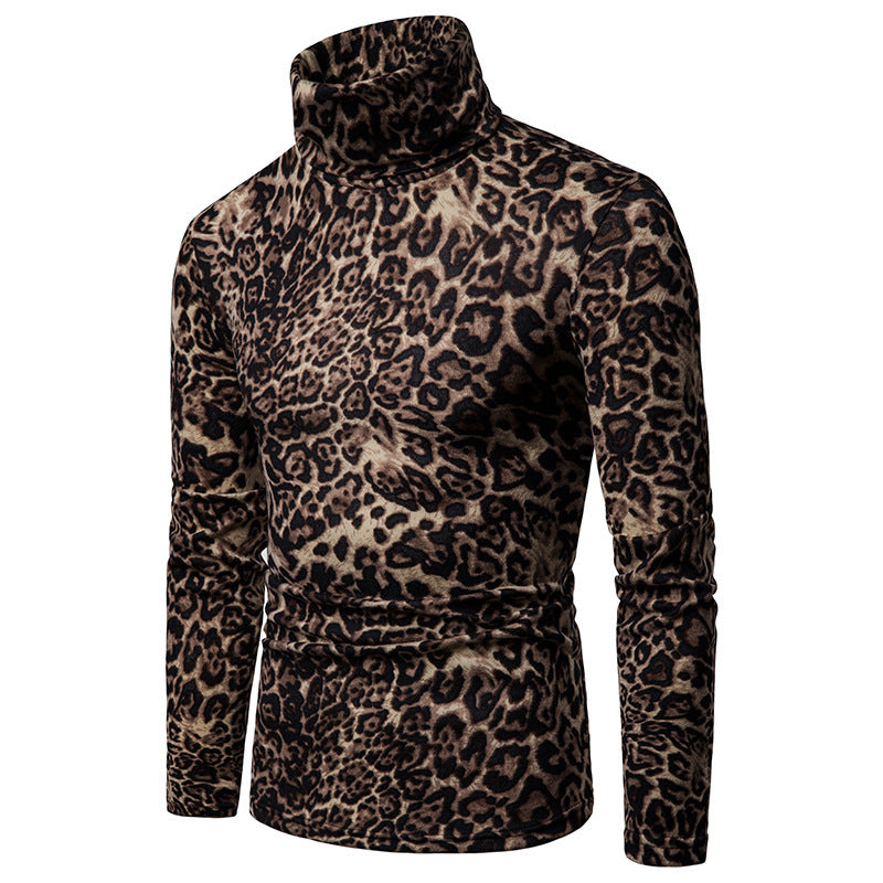 Warmer Rollkragenpullover mit Leopardenmuster unter dem Shirt