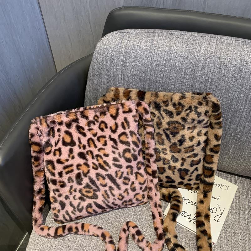 Crossbody-Tasche aus Plüsch mit Leopardenmuster