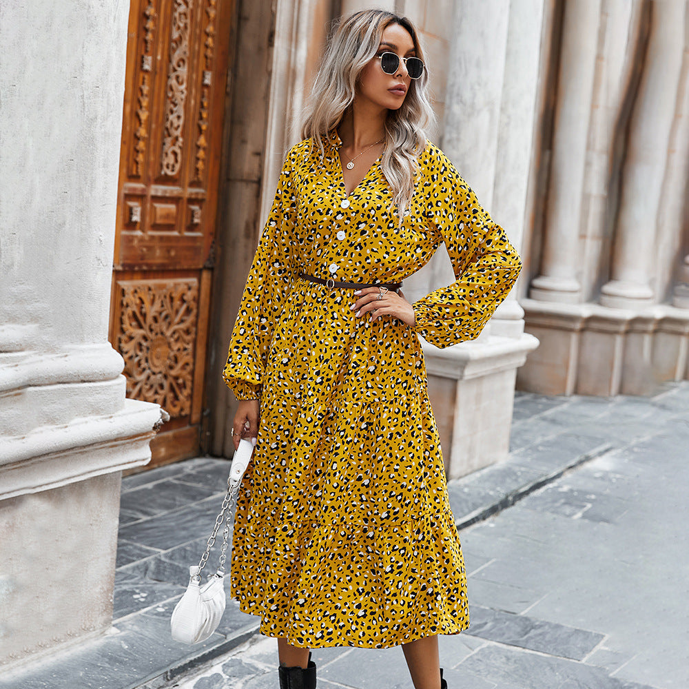 Europäisches und amerikanisches Frauenkleid mit Leopardenmuster