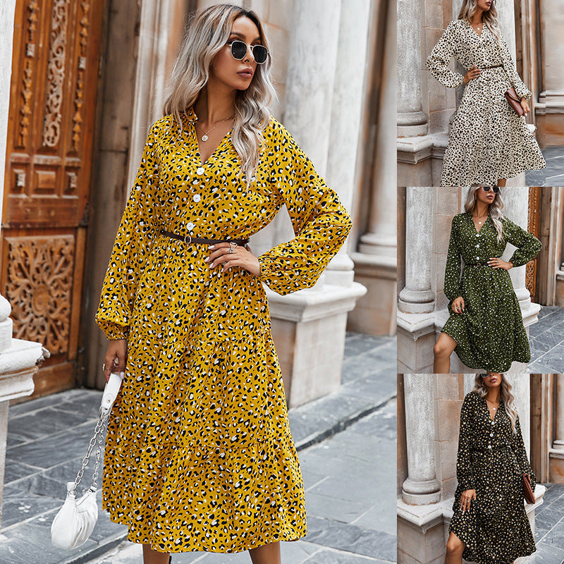 Europäisches und amerikanisches Frauenkleid mit Leopardenmuster