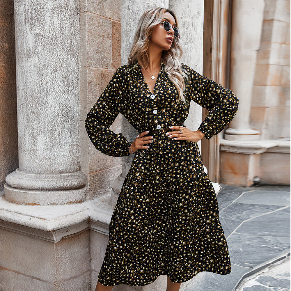 Europäisches und amerikanisches Frauenkleid mit Leopardenmuster
