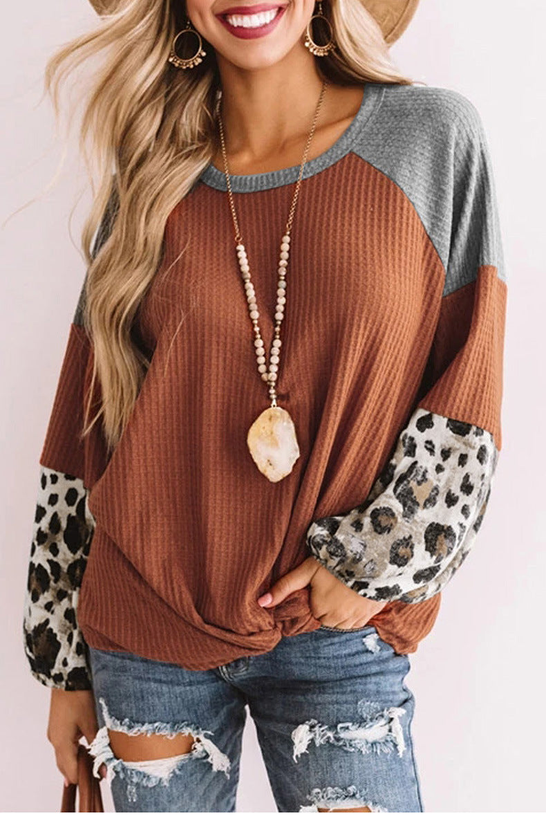 Langärmeliges T-Shirt mit Leopard Print und Ziernähten