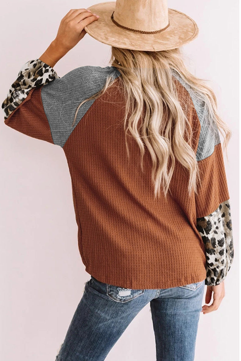 Langärmeliges T-Shirt mit Leopard Print und Ziernähten