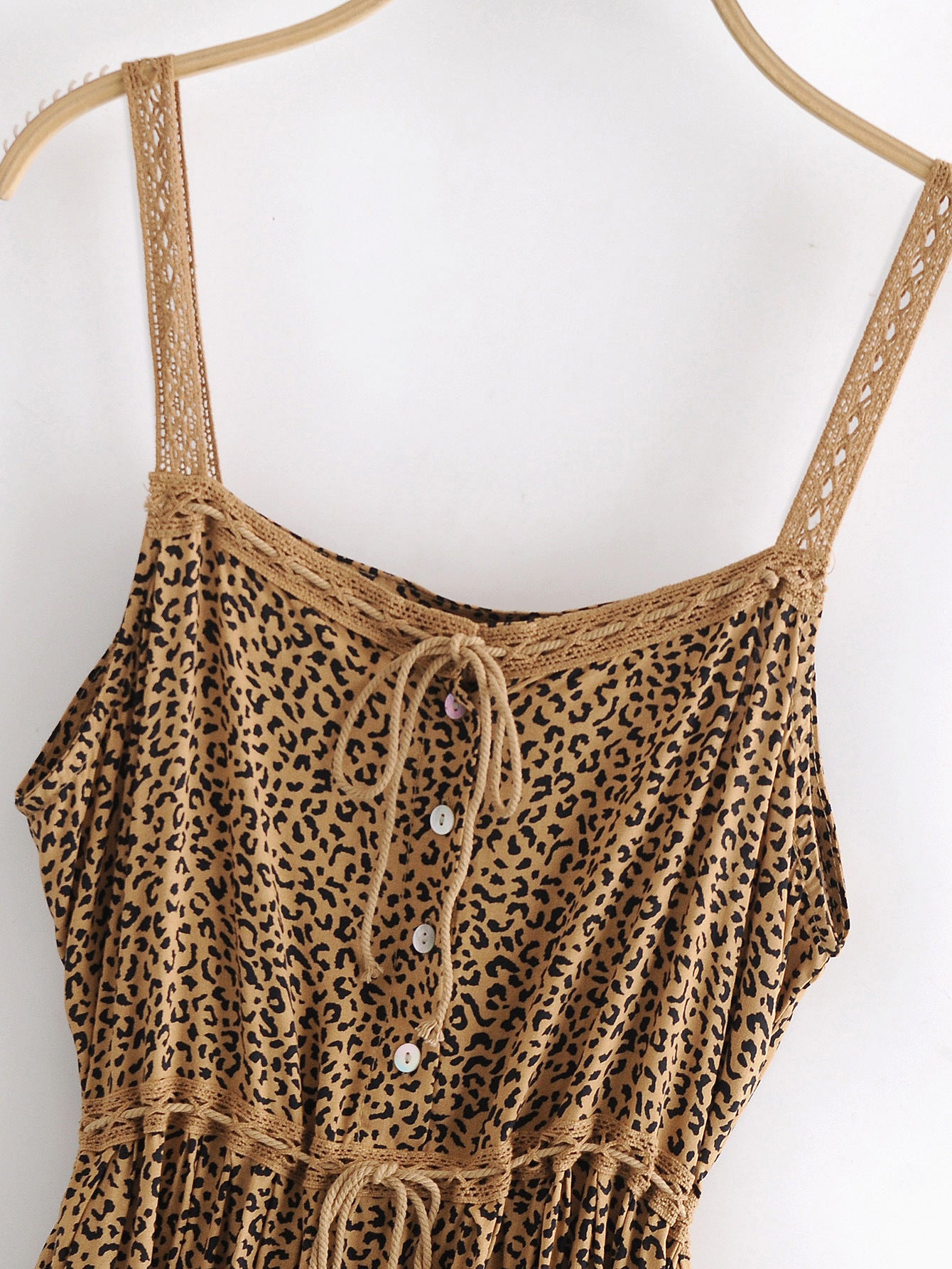 Leopardenmuster-Trägerkleid mit Spitzenbesatz
