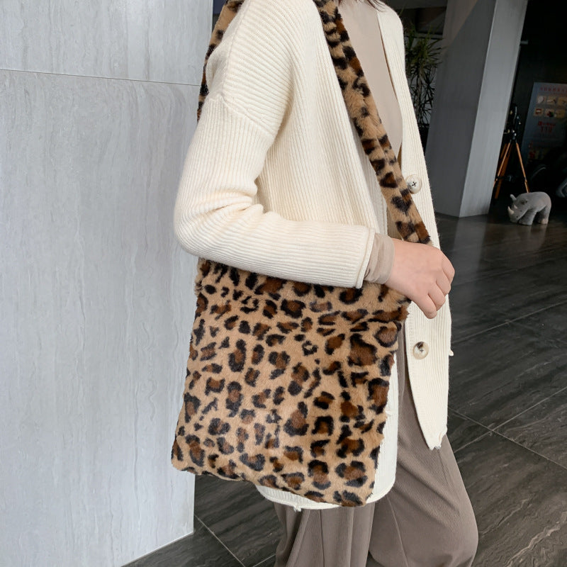 Crossbody-Tasche aus Plüsch mit Leopardenmuster