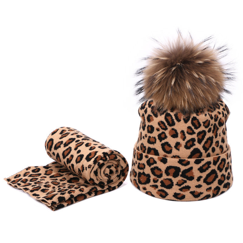 Gestrickte Wollmütze und Schal mit Leopardenflecken