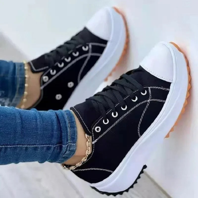 Turnschuhe mit Plateau