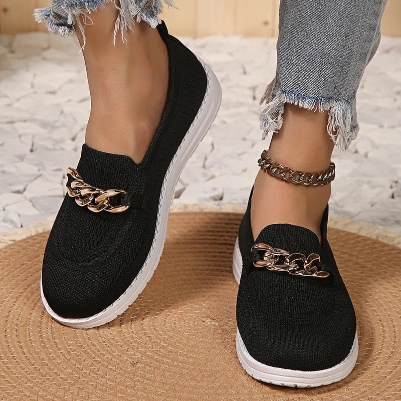 Schicke Turnschuhe mit Kettenbesatz