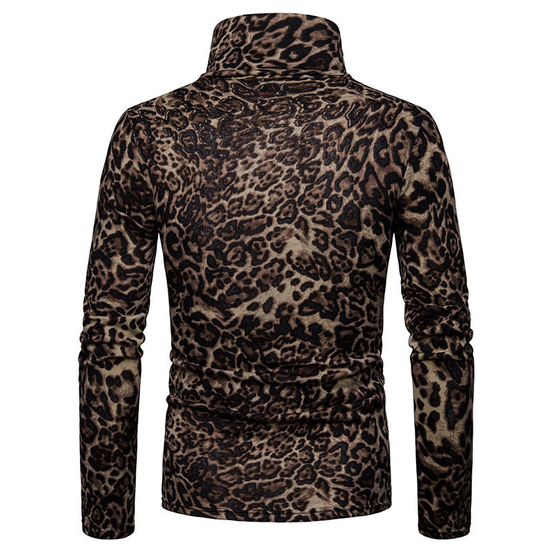 Warmer Rollkragenpullover mit Leopardenmuster unter dem Shirt