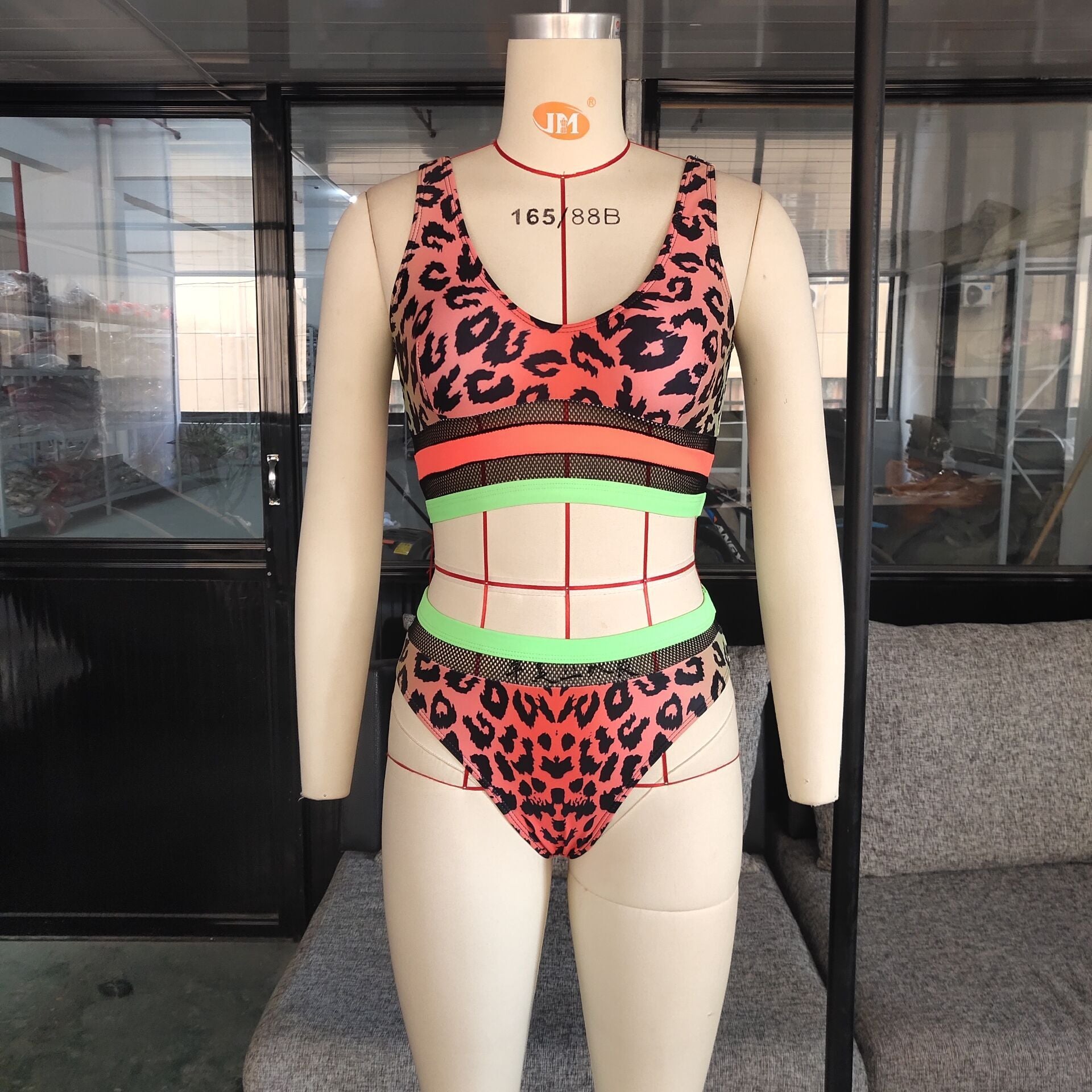 Sexy geteilter Leoparden-Bikini