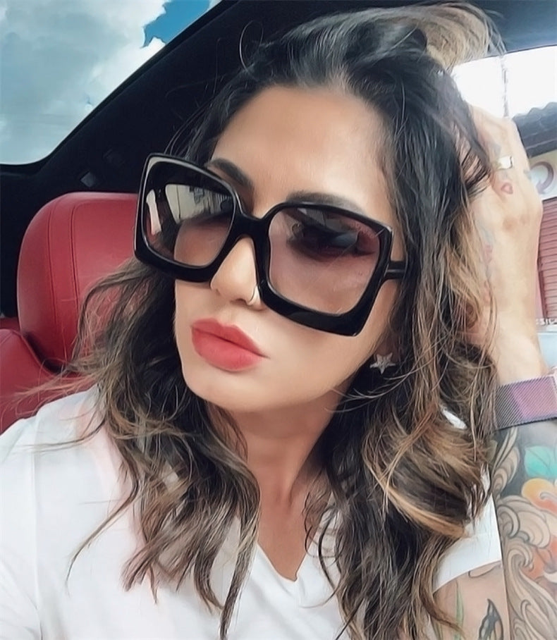 Sonnenbrille mit großem Rahmen in Leopardenfarbe