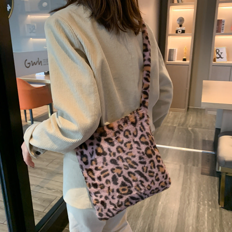 Crossbody-Tasche aus Plüsch mit Leopardenmuster