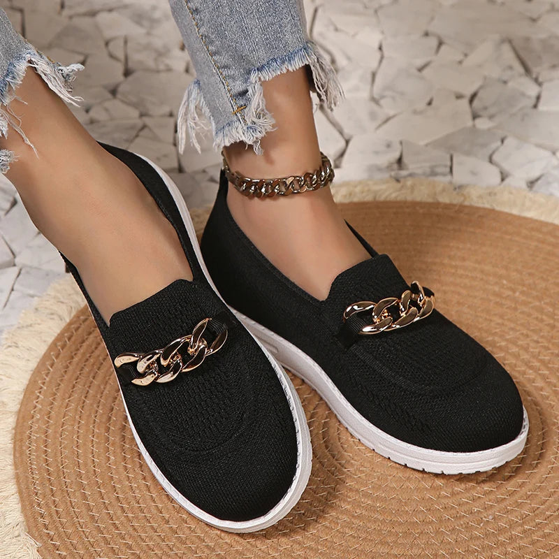 Schicke Turnschuhe mit Kettenbesatz