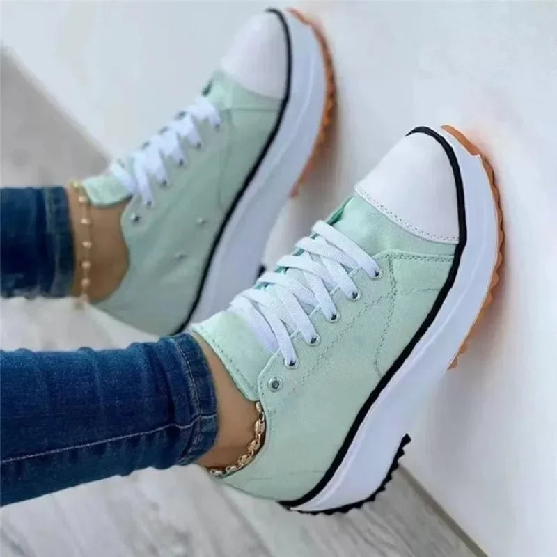 Turnschuhe mit Plateau