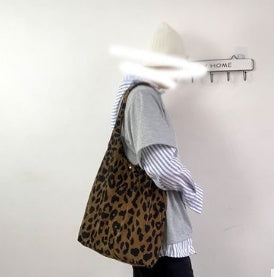 Tasche mit Leopardenmuster aus Kord