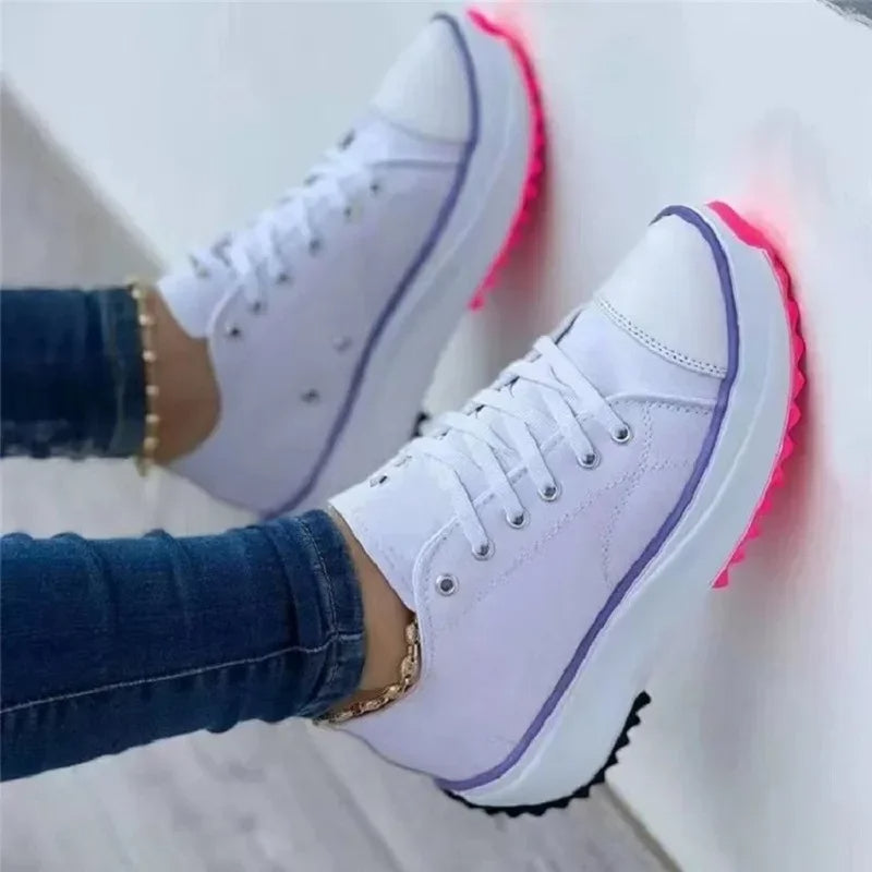Turnschuhe mit Plateau