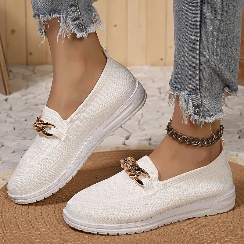 Schicke Turnschuhe mit Kettenbesatz