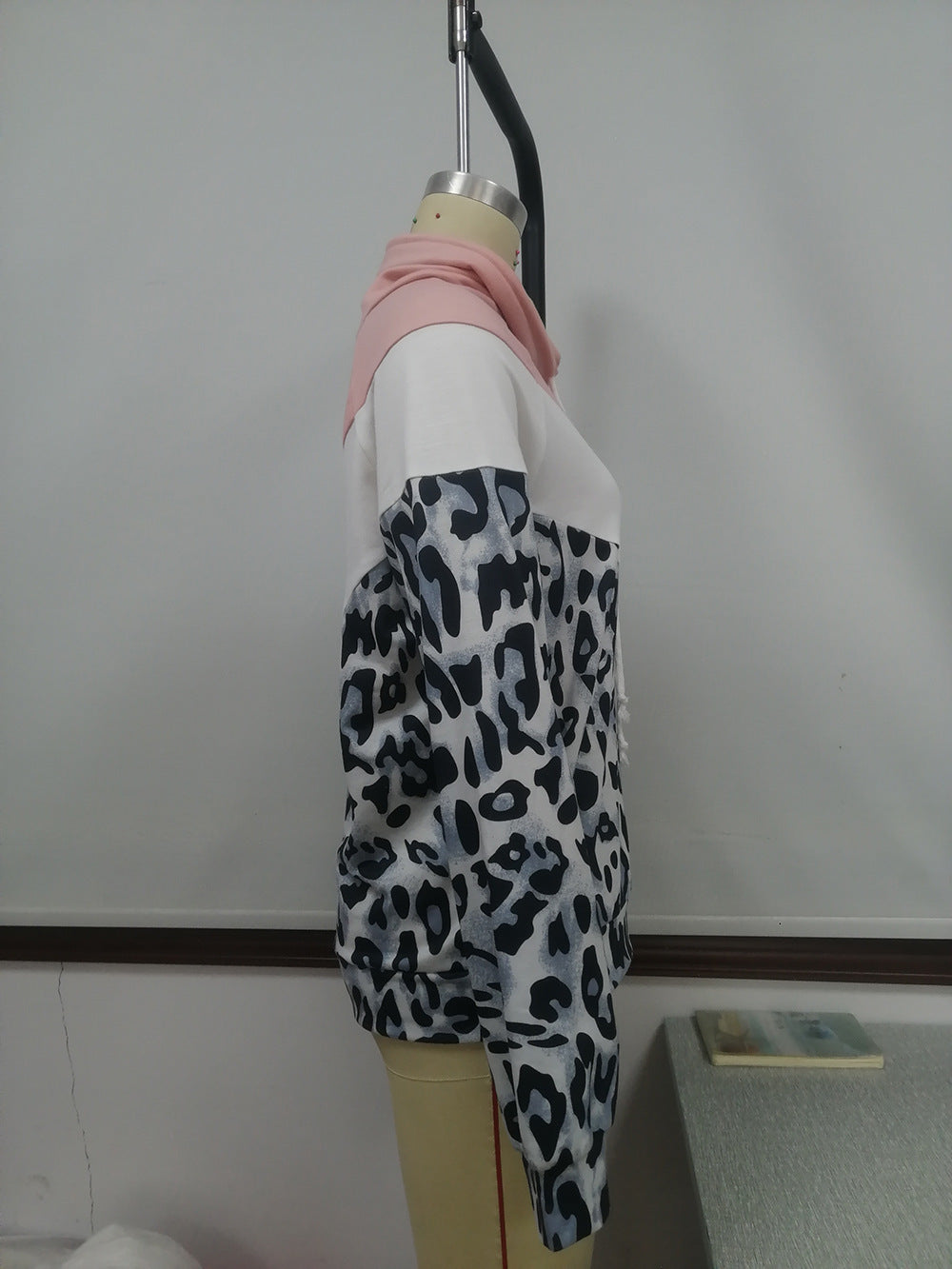 Leopard Print Contrast Stitching Pullover Hoodie