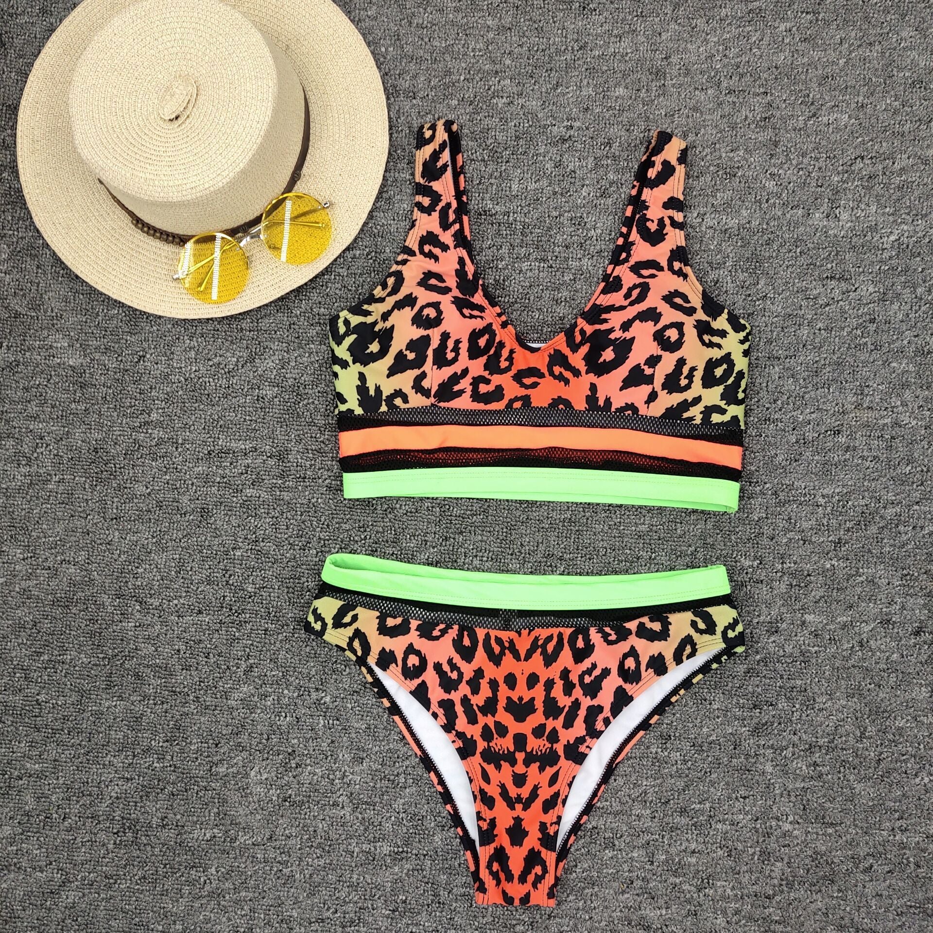 Sexy geteilter Leoparden-Bikini