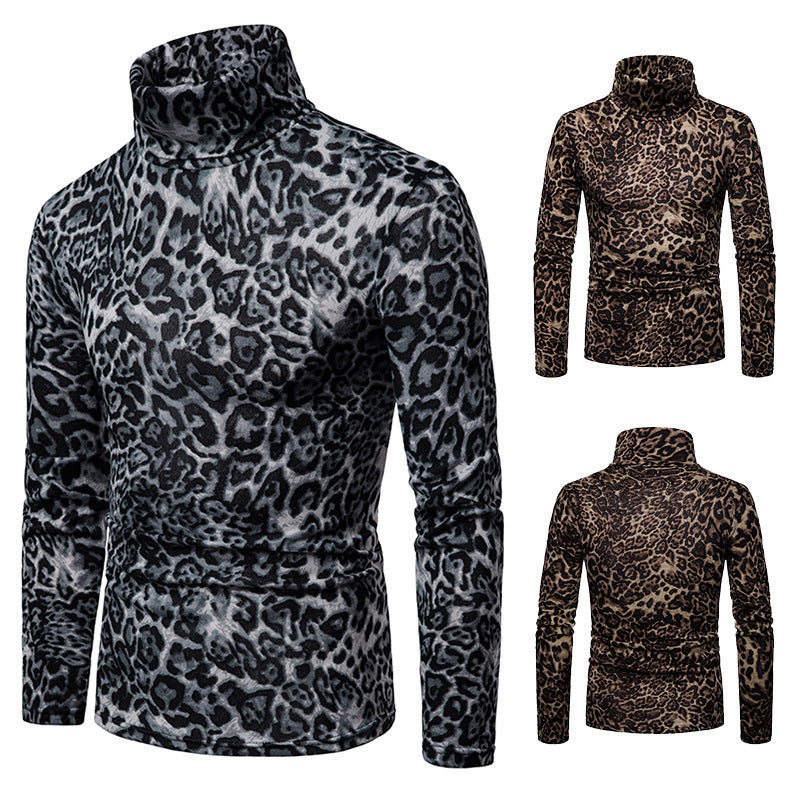 Warmer Rollkragenpullover mit Leopardenmuster unter dem Shirt
