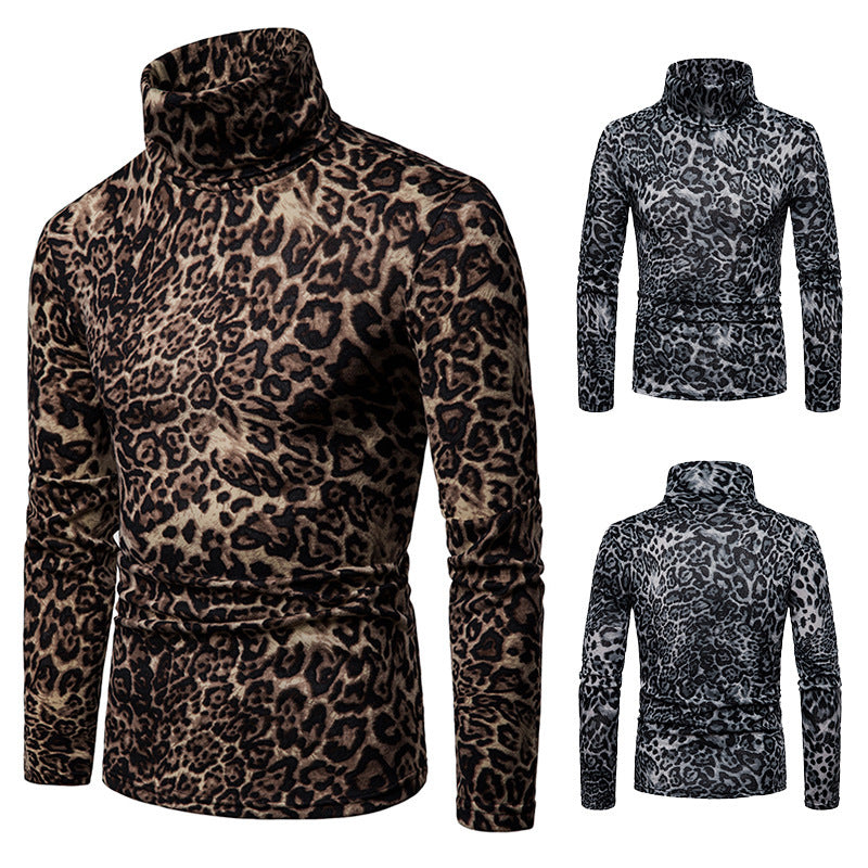 Warmer Rollkragenpullover mit Leopardenmuster unter dem Shirt