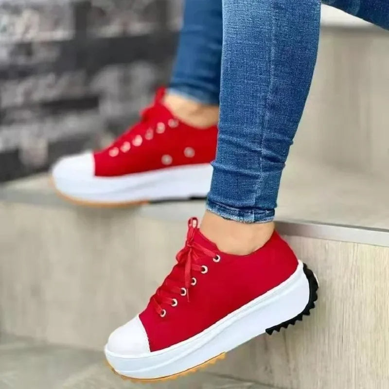 Turnschuhe mit Plateau