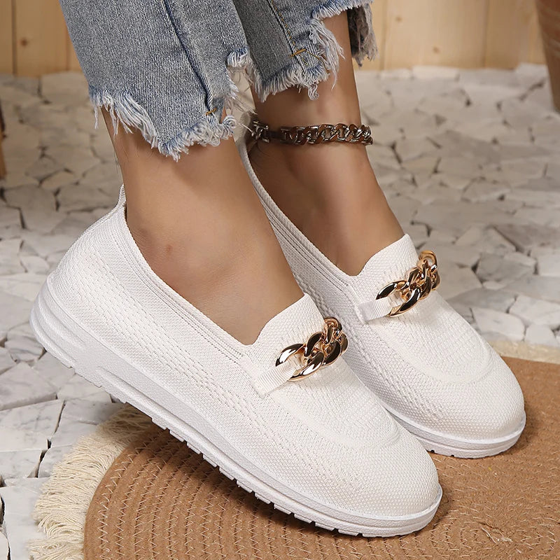 Schicke Turnschuhe mit Kettenbesatz