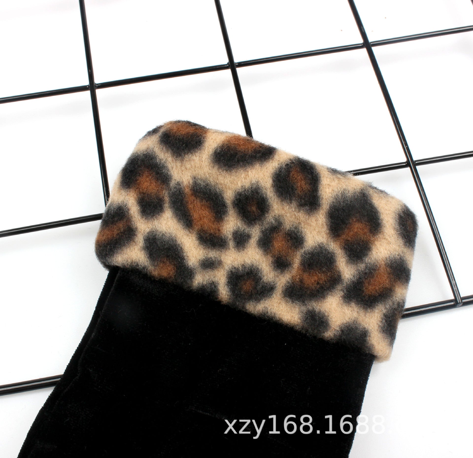 Damenhandschuhe aus goldenem Samt mit Leopardenmuster und Schraubverschluss