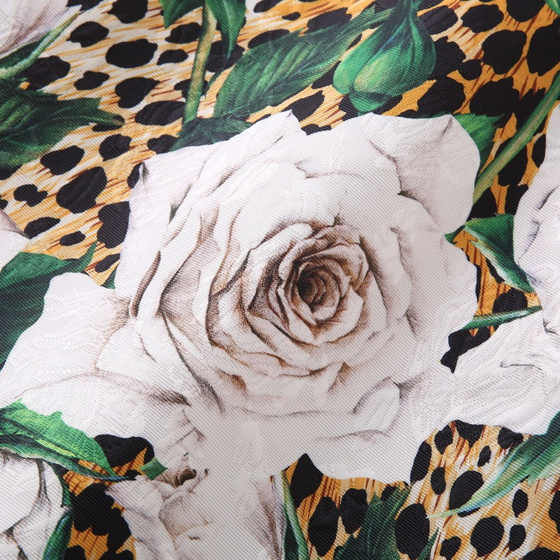Ärmelloses, taillenfreies Kleid mit Leopardenmuster und weißer Rose