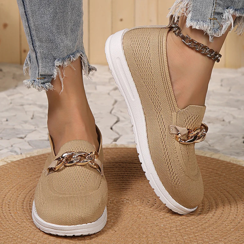 Schicke Turnschuhe mit Kettenbesatz