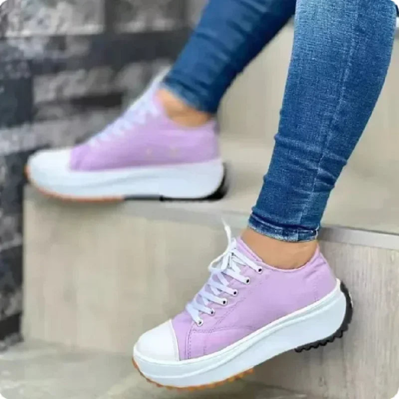 Turnschuhe mit Plateau