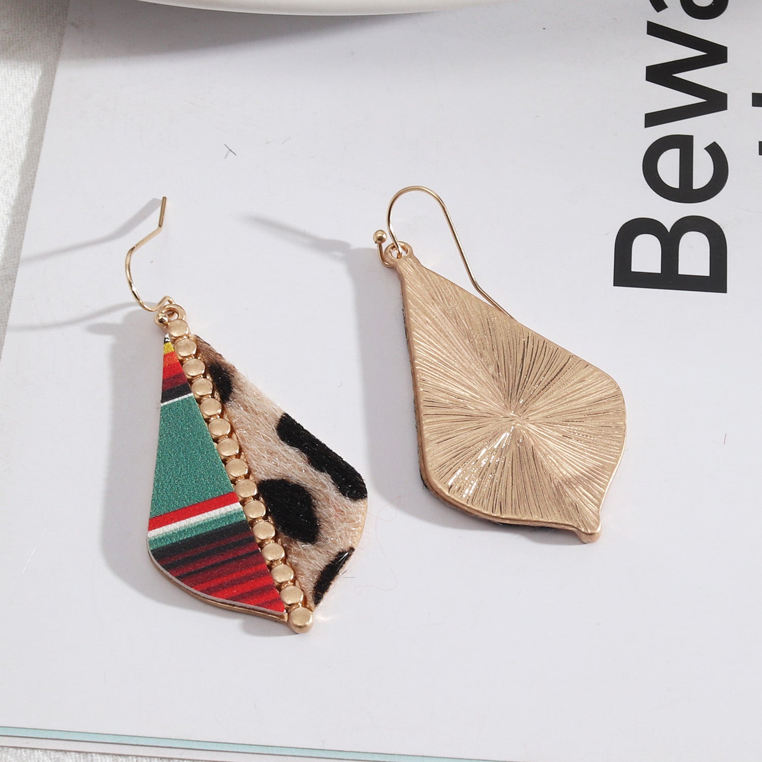 Europäischer und amerikanischer Stil Schmuck Britische Nähte Mode Leopard Print Vielseitige Mode Personalisierte Stil Lederohrringe für Frauen