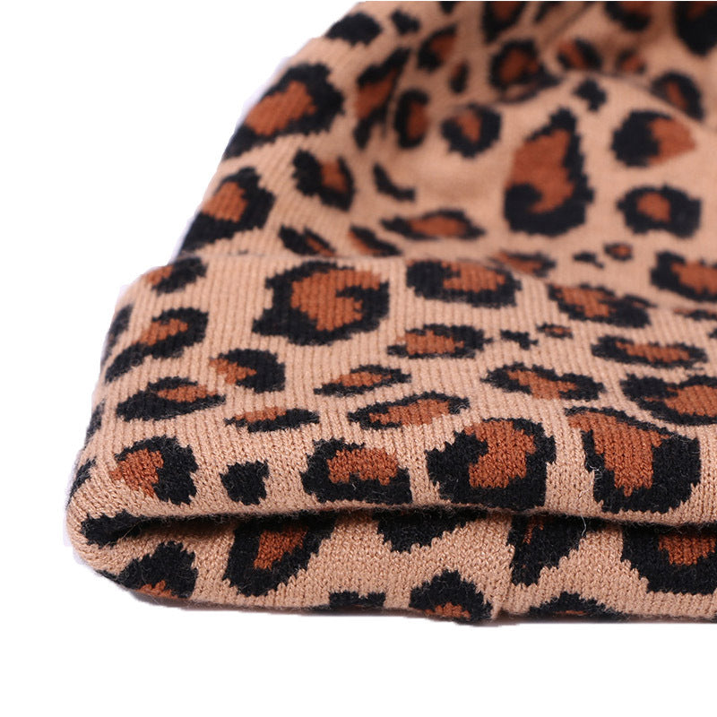Gestrickte Wollmütze und Schal mit Leopardenflecken