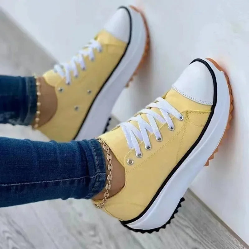 Turnschuhe mit Plateau