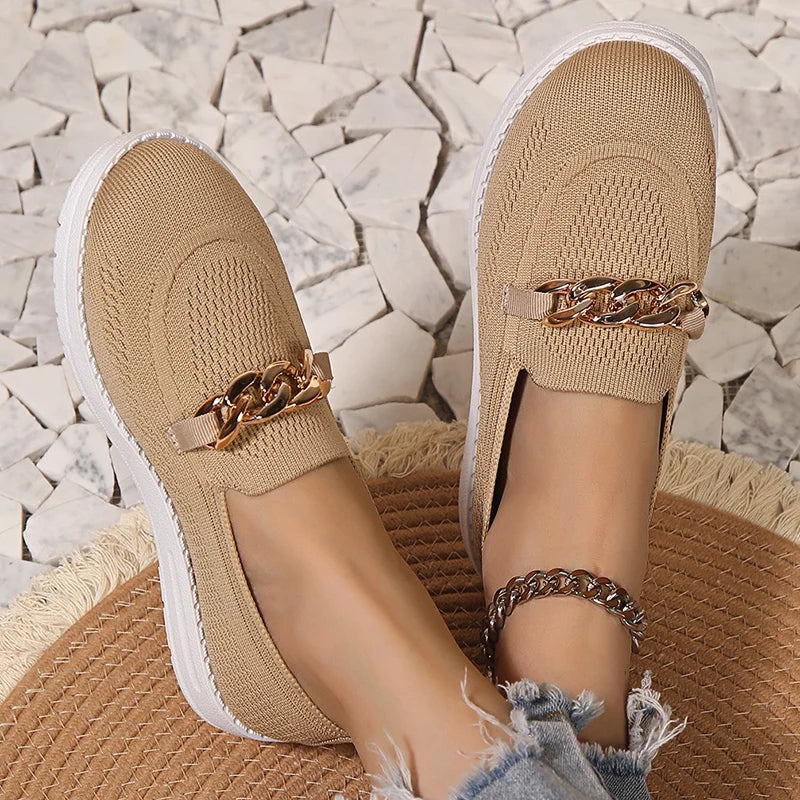 Schicke Turnschuhe mit Kettenbesatz