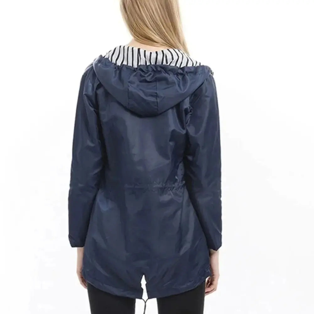 Trendiger Regenmantel