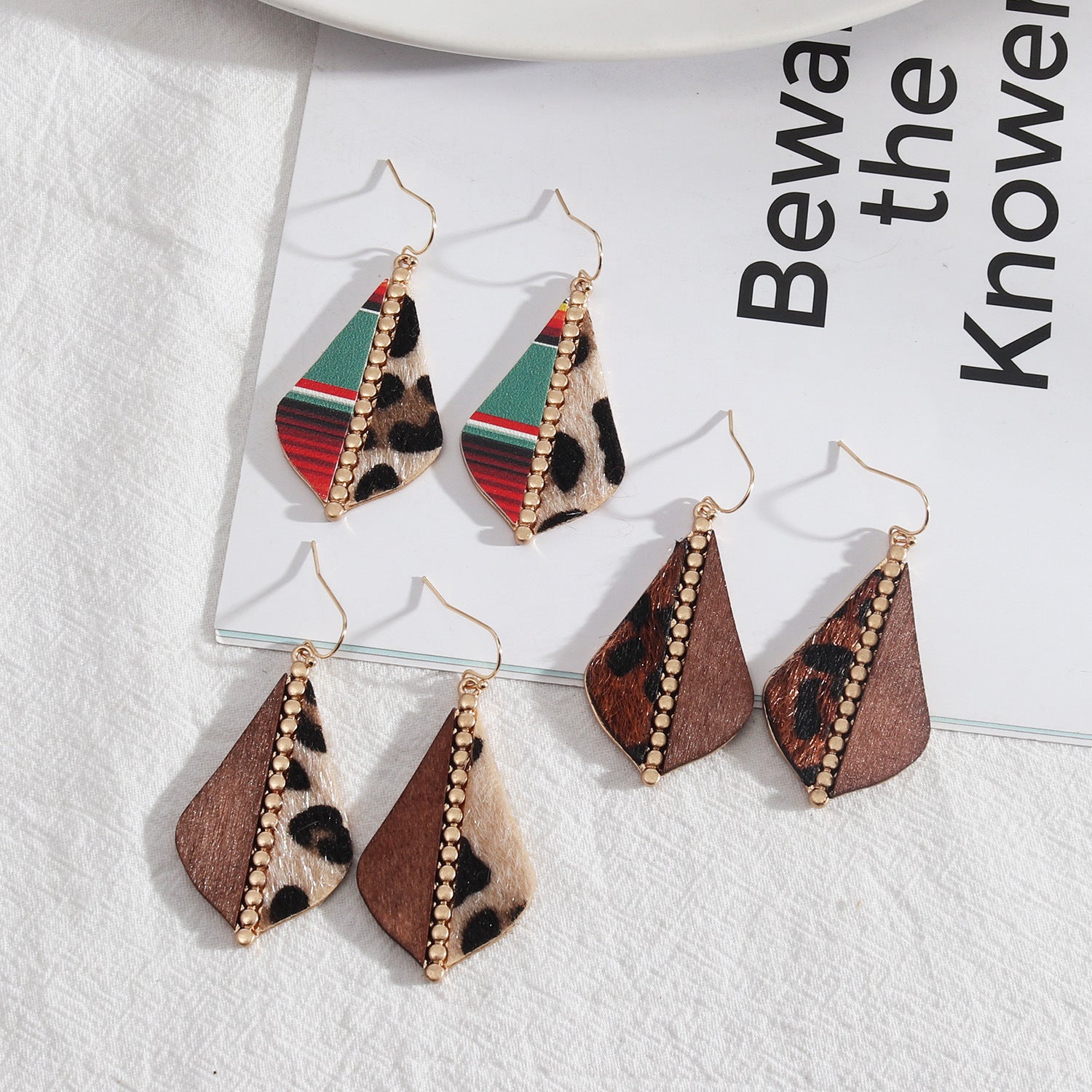 Europäischer und amerikanischer Stil Schmuck Britische Nähte Mode Leopard Print Vielseitige Mode Personalisierte Stil Lederohrringe für Frauen