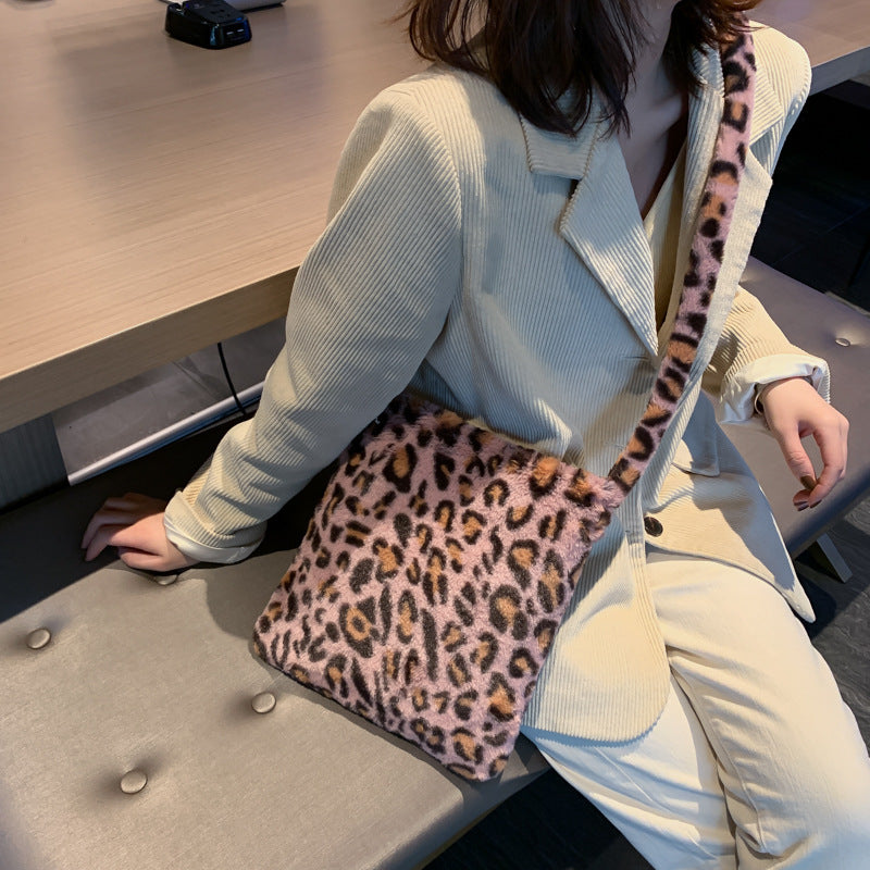 Crossbody-Tasche aus Plüsch mit Leopardenmuster