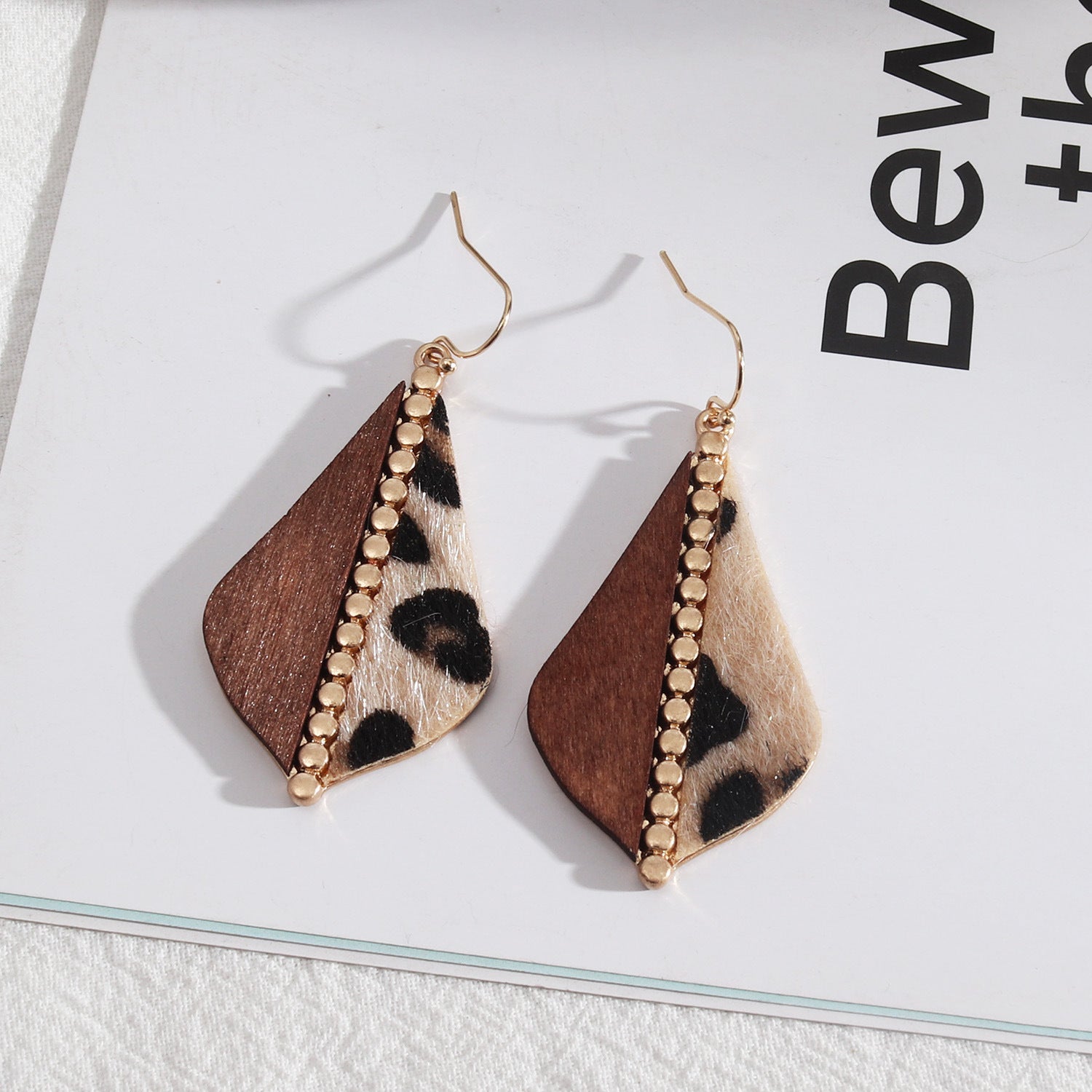 Europäischer und amerikanischer Stil Schmuck Britische Nähte Mode Leopard Print Vielseitige Mode Personalisierte Stil Lederohrringe für Frauen