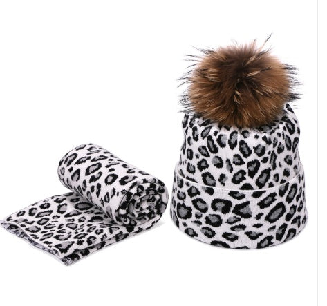 Gestrickte Wollmütze und Schal mit Leopardenflecken