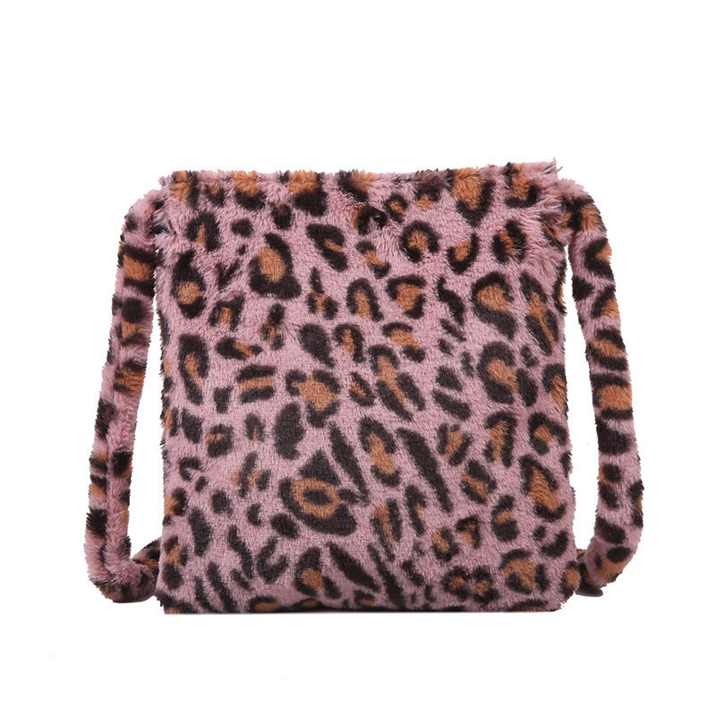 Crossbody-Tasche aus Plüsch mit Leopardenmuster