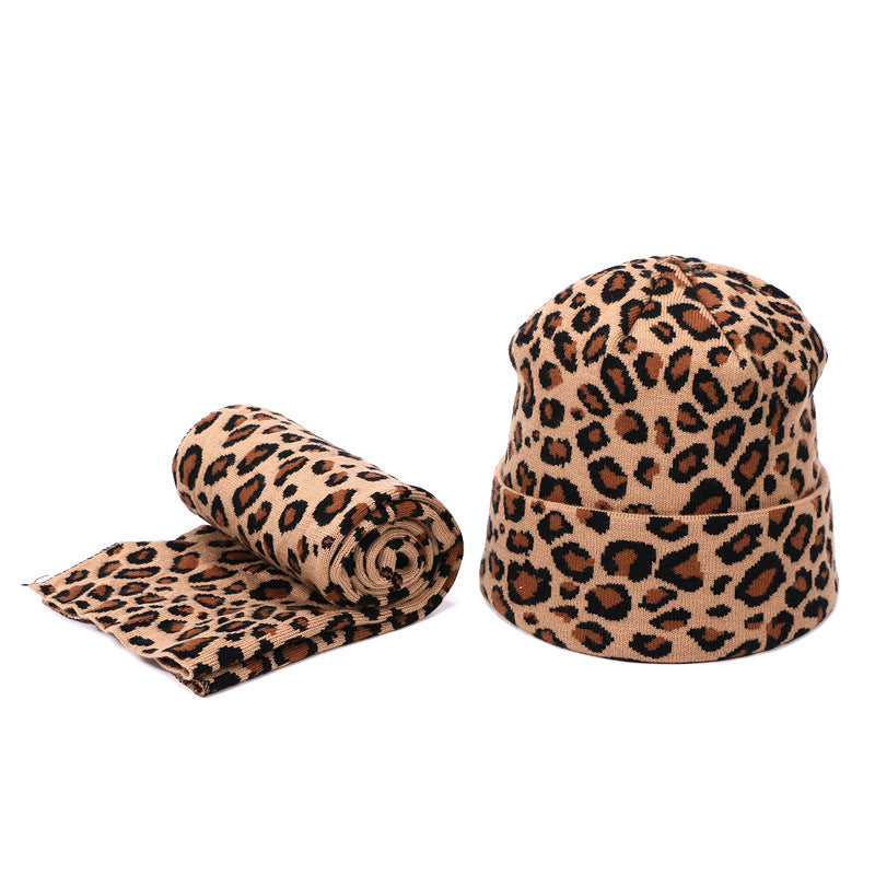 Gestrickte Wollmütze und Schal mit Leopardenflecken
