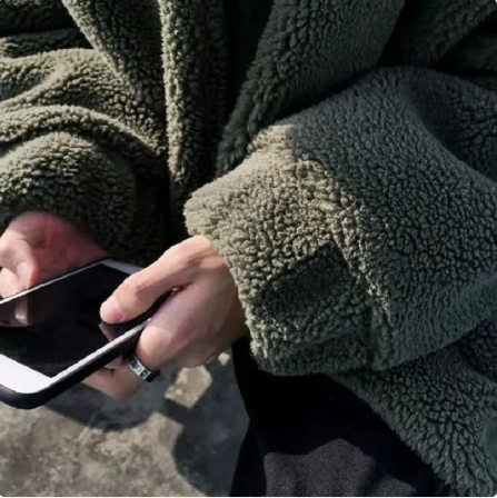 Dicke pelzige warme Jacke