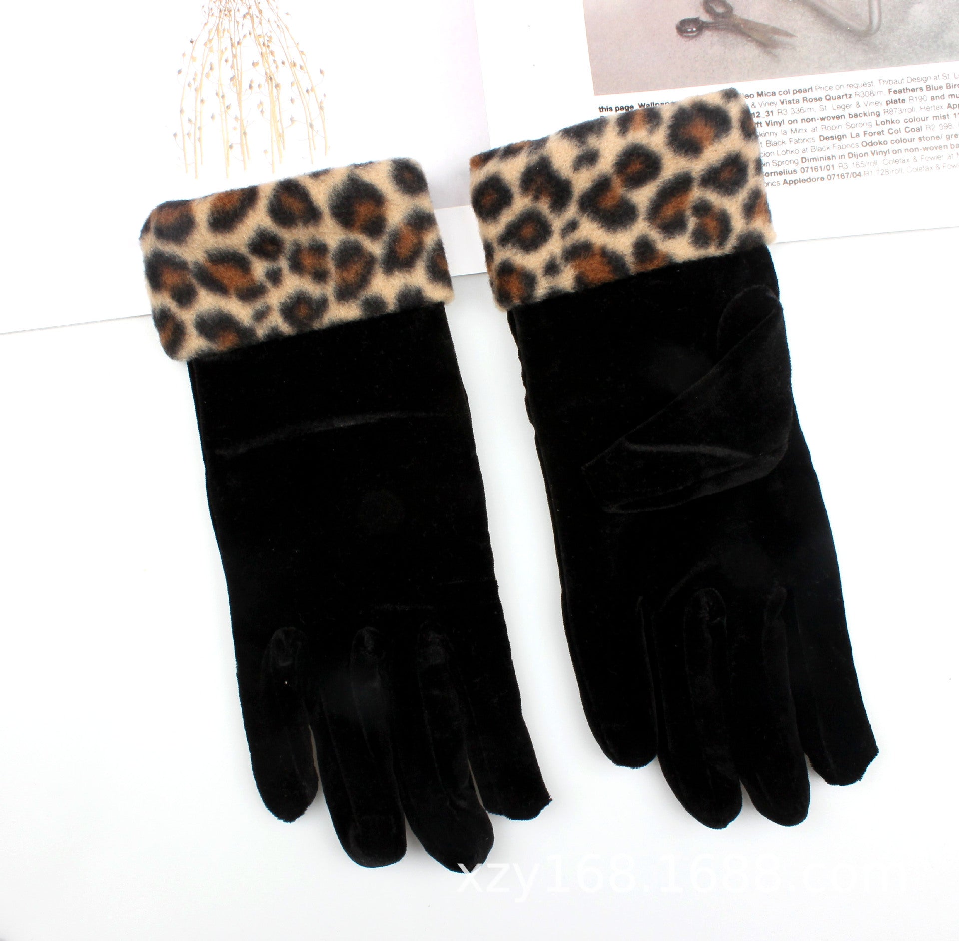 Damenhandschuhe aus goldenem Samt mit Leopardenmuster und Schraubverschluss