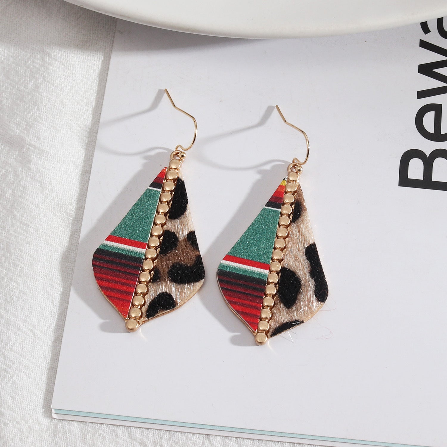 Europäischer und amerikanischer Stil Schmuck Britische Nähte Mode Leopard Print Vielseitige Mode Personalisierte Stil Lederohrringe für Frauen