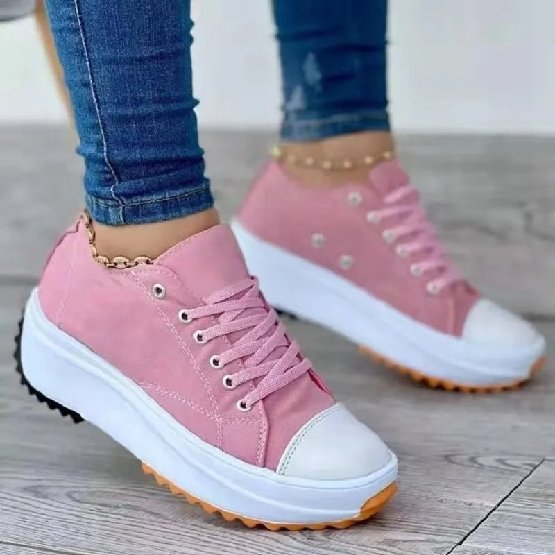 Turnschuhe mit Plateau